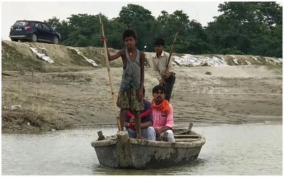 बिहार : बाढ़ के बाद हर तरफ है पानी, बच्चे खींच रहे नांव