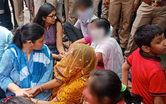 उन्नाव रेप पीड़िता का एक्सीडेंट: घर की महिलाएं बैठीं धरने पर, ये है मांग