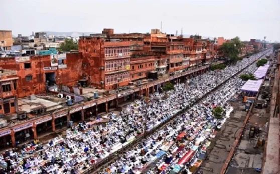 सड़कों की बजाय छतों पर पढ़ी जाए नमाज, अलीगढ़ के मुफ्ती ने दिए आदेश