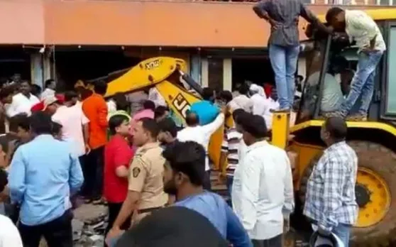 महाराष्ट्र: सोलापुर में गिरा बैंक की इमारत का स्लैब, एक की मौत, 30 लोग फंसे