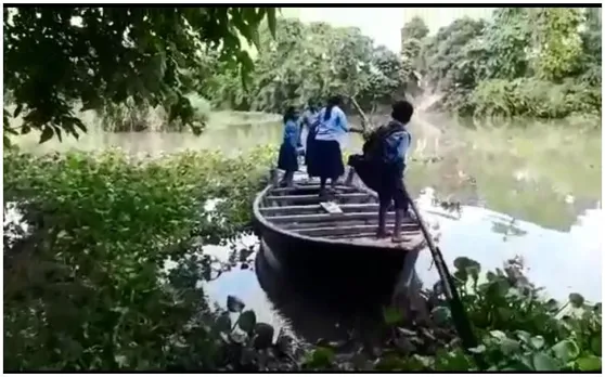 यहां खुद नाव चलाकर स्कूल जाने को मजबूर हैं बच्चे, सोया है जिला प्रशासन