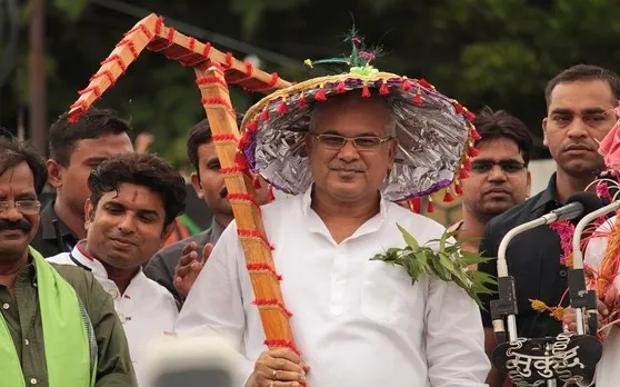 हरेली पर्व पर अलग ही अंदाज में दिखे सीएम भूपेश बघेल, ऐसे स्वीकार किया लोगों का अभिनंदन