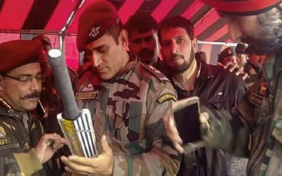कश्मीर में बल्ले पर ऑटोग्राफ देते एमएस धोनी की तस्वीर वायरल