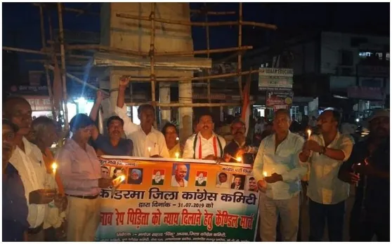 उन्नाव रेप पीड़िता के लिए कांग्रेसियों ने निकाला कैंडल मार्च, जताया विरोध