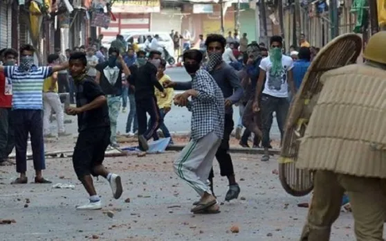 धारा 370 हटने के बाद कई जगह पत्‍थरबाजी, सुरक्षाबलों ने दिया करारा जवाब