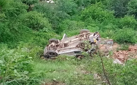 उत्तराखंड के टिहरी में बड़ा हादसा, खाई में गिरी स्कूल वैन, 10 बच्चों की मौत