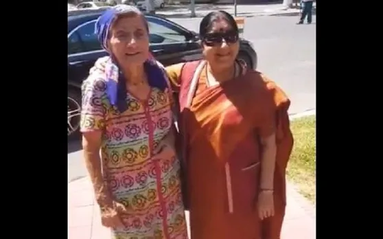 विदेशी महिला ने सुषमा स्वराज के लिए गाया था 'इचक दाना बीचक दाना', देखें Video