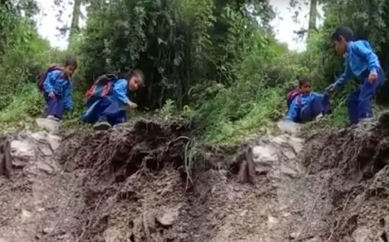 स्कूल जाते ये बच्चे हैं असली खतरों के खिलाड़ी, Video हुआ वायरल