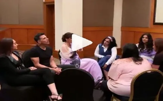 सोनाक्षी सिन्हा ने अक्षय कुमार को दिया धक्का, VIDEO में देखें फिर क्या हुआ