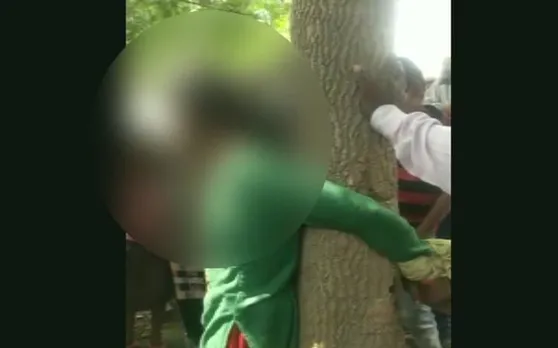 बच्चा चोरी के शक में एक महिला को पेड़ से बांध कर पीटा