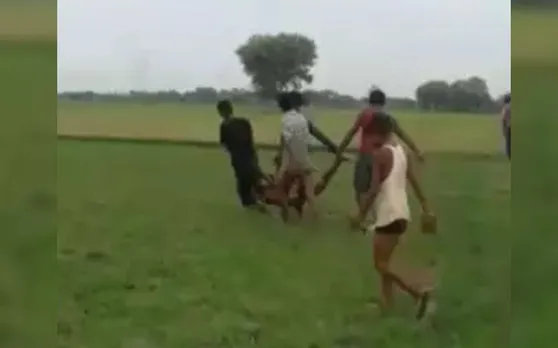 UP में बच्चा चोरी के शक में तालिबानी सजा, निर्वस्त्र कर युवक को पीटा