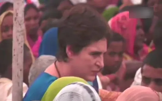 प्रियंका गांधी ने निभाया सोनभद्र के नरसंहार पीड़ितों से किया वादा, घर जाकर की मुलाकात