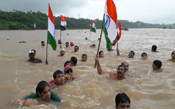 देशभक्ति का जुनून, नर्मदा की जानलेवा लहरों पर देशभक्तों ने निकाली अनूठी तिरंगा यात्रा