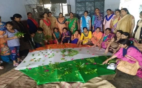 छात्राओं ने बनाई 10 फुट लंबी 'तिरंगा राखी', दिया यह खास संदेश