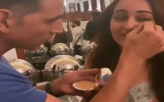 अक्षय कुमार ने सोनाक्षी सिन्‍हा का किया मेकअप तो बदले में मिली मार, देखें मजेदार VIDEO