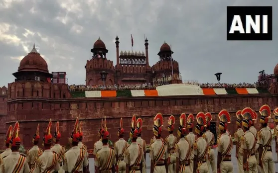 साफा पहन कर लाल किले से बोलते हैं प्रधानमंत्री नरेंद्र मोदी, ऐसे बदलता रहा रंग
