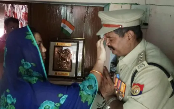 पुलवामा में शहीद हुए अवधेश यादव की पत्नी से सीओ सदर ने बंधवाई राखी