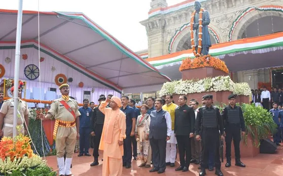 विधानभवन में मुख्यमंत्री योगी आदित्यनाथ ने फहराया तिरंगा