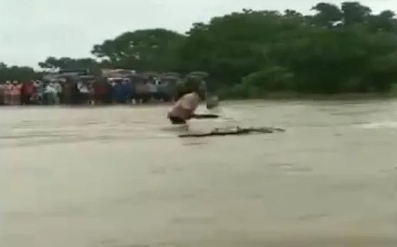 उफनती नदी को पार करने की कोशिश में गई युवक की जान, किनारे खड़े लोग चिल्लाते रह गए, देखें VIDEO