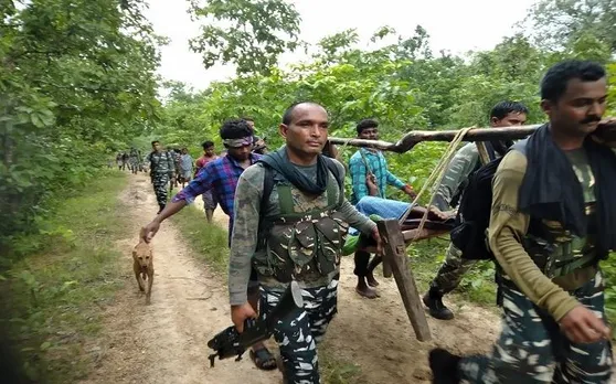 विकास कहां? शख्स को सांप काटने पर CRPF के जवानों ने रस्सी से टांगकर पहुंचाया अस्पताल
