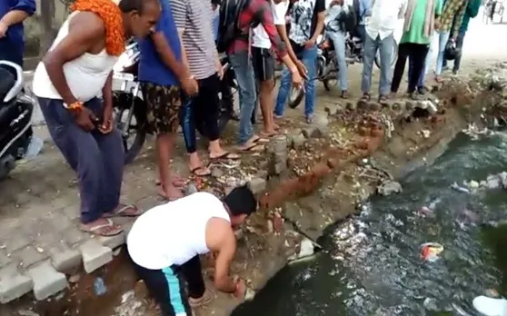 गाजियाबाद के नाले में आई 1000 और 500 के पुराने नोटों की 'बाढ़', निकालने वालों की लगी भीड़, देखिए VIDEO