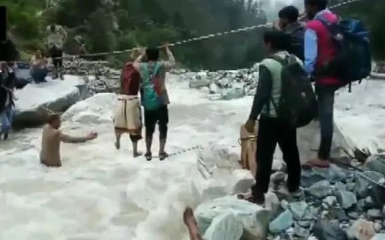 उत्तराखंड में आसमान से बरसी आफत, जान जोखिम में डालने को मजबूर लोग, देखें Video
