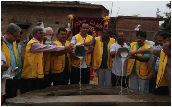 झारखंड : लायंस क्लब ने कुओं में ब्लीचिंग पावडर डालने का कार्य किया प्रारंभ