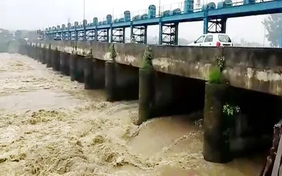 हथिनीकुंड बैराज से छोड़ा गया 828072 क्यूसेक पानी, मंडराया बाढ़ का खतरा