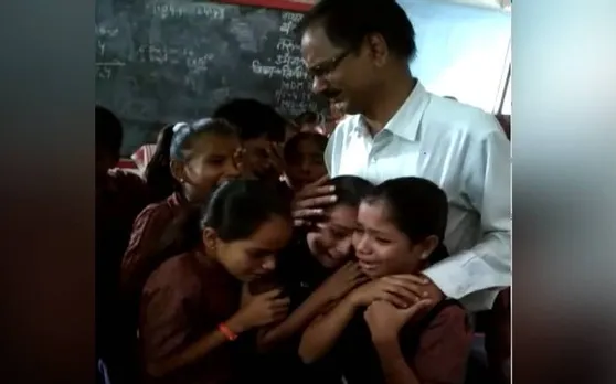 तबादले की बात सुन फूट-फूटकर रो पड़े छात्र और मास्साब, देखिए VIDEO