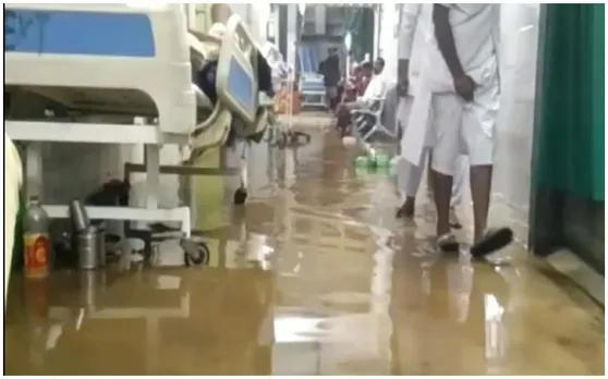 लगातार हो रही बारिश से अस्पताल में भरा पानी, दहशत में मरीज