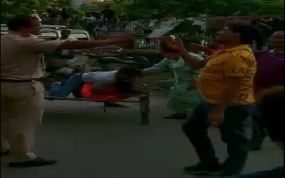 Video Viral: दिल्ली में पुलिस पकड़ने गई तो तड़ीपार आरोपी ने आंख में झोंकी मिर्ची पाउडर, फिर य़े हुआ