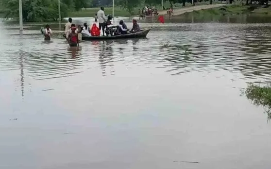 नदियों में बाढ़ से फसलें बर्बाद, गांवों में घुसा पानी