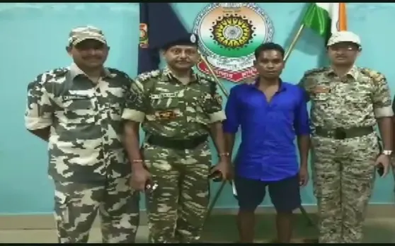 8 लाख के ईनामी नक्सली कमांडर ने किया आत्मसमर्पण