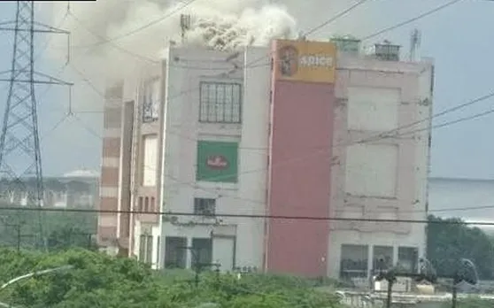 नोएडा के सेक्‍टर 25 में Spice Mall में आग लगी, दमकम की कई गाड़ियां मौके पर