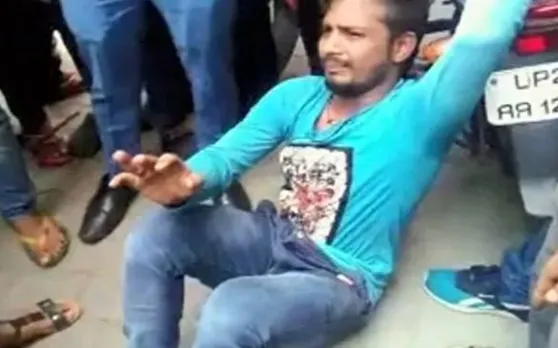 कोचिंग जाते वक्त छात्रा का पीछा करता था मनचला, लड़की ने ही पकड़ कर धुन दिया, VIDEO वायरल