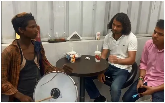 तेज प्रताप यादव ने गाड़ी रोक खिलाया डफली वाले को रेस्टोरेंट में रोल, हो रही वाहवाही
