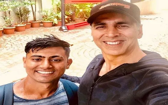 VIDEO: अक्षय कुमार से मिलने के लिए 900 किलोमीटर चलकर आया ये जबरा फैन