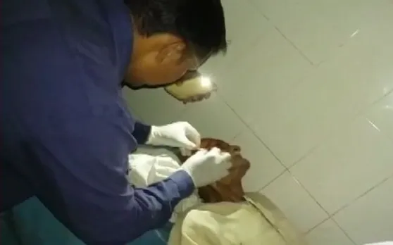 धरती के भगवान ने मोबाइल की फ्लैशलाइट में किया ऑपरेशन, चारों तरफ हो रही वाह-वाही
