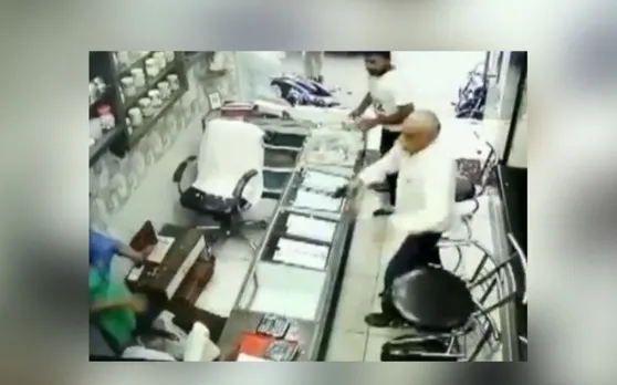 ज्वैलरी शॉप मालिक पर दिनदहाड़े चलाई गई गोलियां, CCTV में कैद हुई घटना