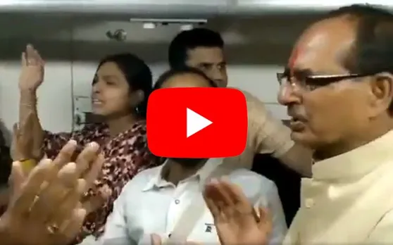 ट्रेन में सहयात्रियों के साथ शिवराज ने गाया भजन, देखें VIDEO