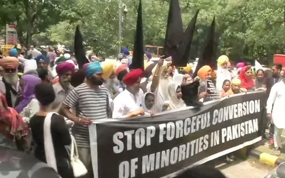 पाकिस्तान में सिख लड़की के अपहरण पर दिल्ली की सड़कों पर फूटा गुस्सा, निकाला मार्च