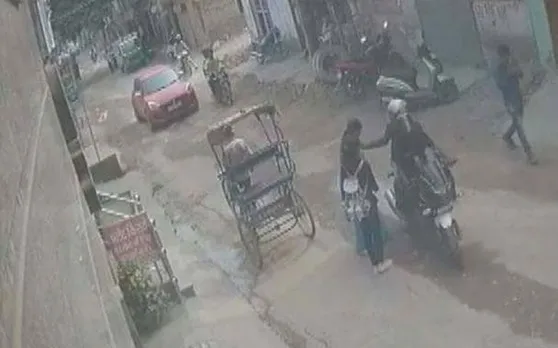 ﻿Viral Video: दिल्ली में मां-बेटी पड़ी चेन स्नेचर्स पर भारी, ऐसे सिखाया सबक