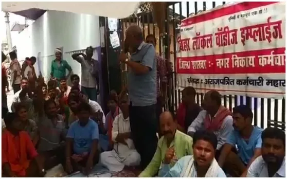 बिहार : अपनी मांगों को लेकर लगातार 8वें दिन भी हड़ताल पर बैठे हैं सफाई कर्मी, लगा गंदगी का अंबार