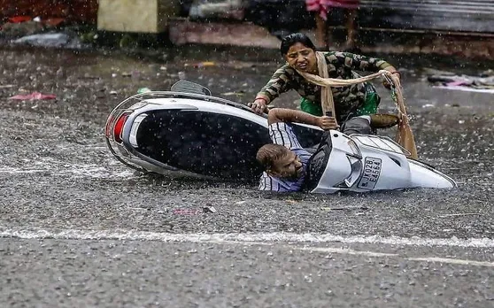 अलर्टः मुंबई वालों को बारिश से नहीं मिलने वाली है राहत, अगले 24 घंटे पड़ेंगे भारी, देखें Video
