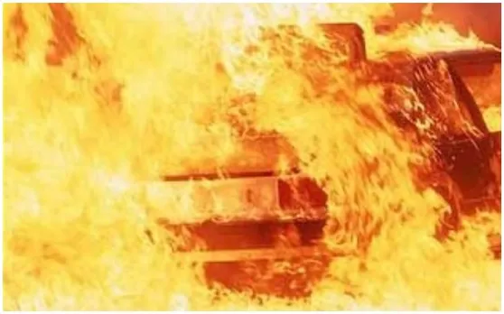 टक्कर के बाद कार में लगी भयंकर आग, समय रहते लोगों ने बचाई ड्राइवर की जान, देखें Video