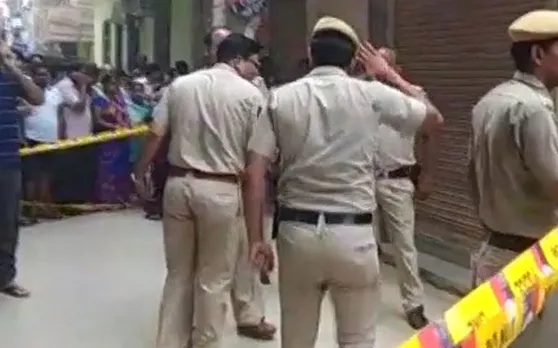 दिल्ली के एक घर में दो भाइयों ने किया ऐसा काम, दरवाजा तोड़ दाखिल हुई पुलिस तो रह गई हैरान