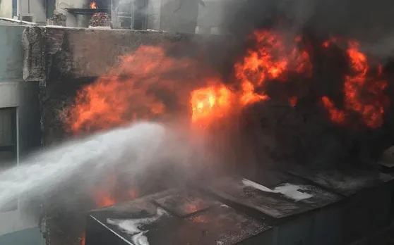Delhi: पंजाबी बाग के गोदाम में लगी भीषण आग, मची भगदड़