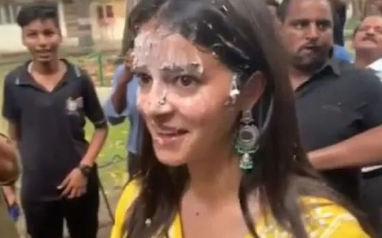 जब कार्तिक आर्यन ने अनन्या पांडे को लगाया केक, देखें मजेदार VIDEO