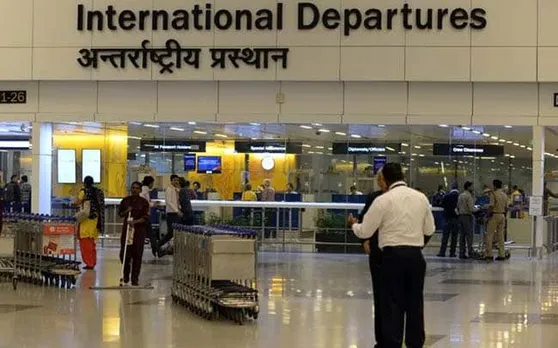 32 साल का युवक क्यों बना 81 साल का बुजुर्ग, न्यूयॉर्क की फ्लाइट में चढ़ने से पहले हुआ गिरफ्तार