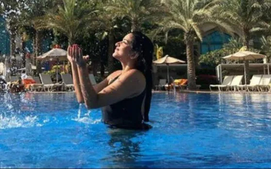 सागर किनारे हॉट बिकिनी में नजर आईं मोनालिसा, देखें उनकी Sizzling अदाएं